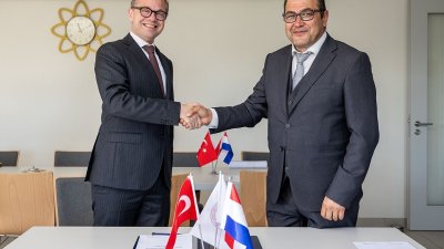 Burgemeester Richard Korteland schudt de hand van Sengül Türkeri, voorzitter van de Yunus Emre moskee