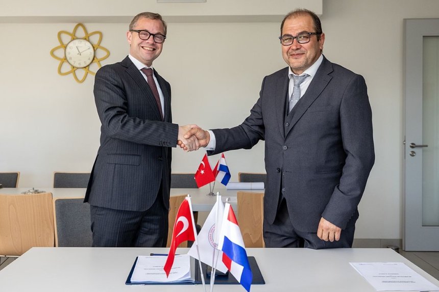 Burgemeester Richard Korteland schudt de hand van Sengül Türkeri, voorzitter van de Yunus Emre moskee